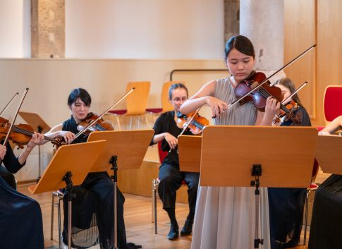 Ein fünfköpfiges Kammermusikensemble spielt ein Konzert.